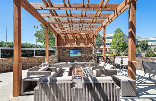 Overland Park Apartment | The Suite Spot King Bed No Stairs Covered Parking