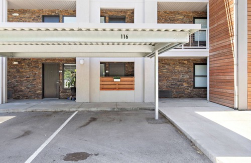 Overland Park Apartment | The Suite Spot King Bed No Stairs Covered Parking