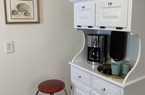 Wayland Cottage | The Sunshine Cottage of Chagrin Falls: Monthly Rental +