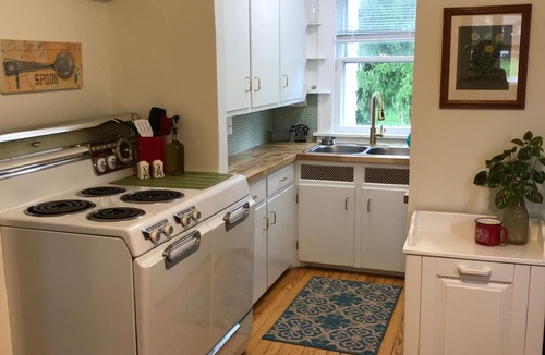 Wayland Cottage | The Sunshine Cottage of Chagrin Falls: Monthly Rental +