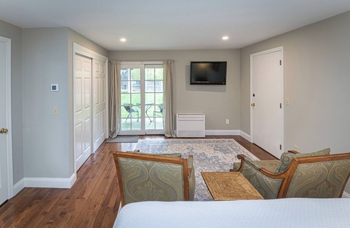 Ridgefield Hotel | The West Lane Inn - Queen Studio Suite with Kitchenette