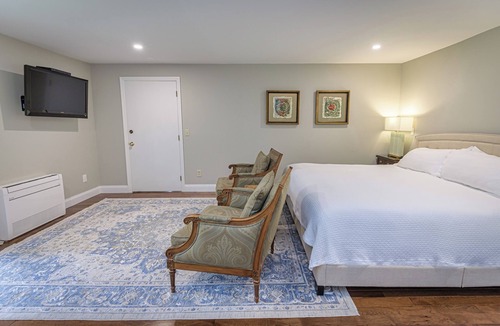 Ridgefield Hotel | The West Lane Inn - Queen Studio Suite with Kitchenette