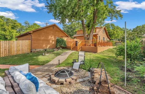 Manhattan House | The Wreath House. A resort style property located in Manhattan, Kansas.