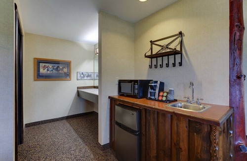 Columbia Hotel | Themed Suite w/Whirlpool & Fireplace! Stoney Creek Columbia | 3 Units