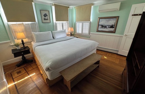 Newport Hotel | This large praivate , one-of-a-kind, dog friendly gem of a unit, in heart of historic Newport. King bed, ensuite bath, living & seating area, AC, highs speed Wifi, TV, mini fridge, coffee station. Just steps to Thames Street, shops, wharfs!