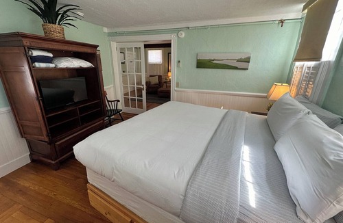 Newport Hotel | This large praivate , one-of-a-kind, dog friendly gem of a unit, in heart of historic Newport. King bed, ensuite bath, living & seating area, AC, highs speed Wifi, TV, mini fridge, coffee station. Just steps to Thames Street, shops, wharfs!