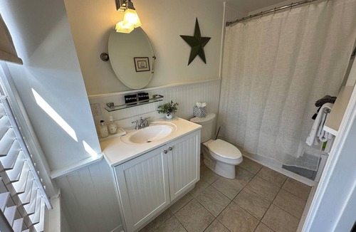 Newport Hotel | This large praivate , one-of-a-kind, dog friendly gem of a unit, in heart of historic Newport. King bed, ensuite bath, living & seating area, AC, highs speed Wifi, TV, mini fridge, coffee station. Just steps to Thames Street, shops, wharfs!