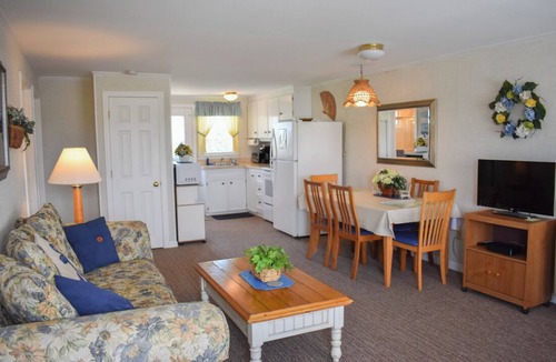 West Dennis House | Three bedroom steps from South Village Beach