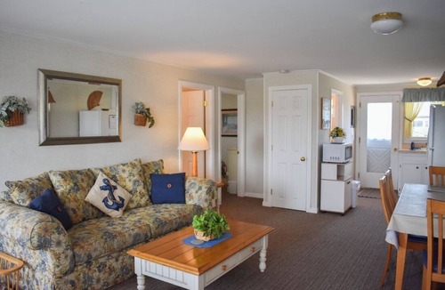West Dennis House | Three bedroom steps from South Village Beach
