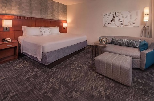 Rosslyn Hotel | Three Units Near US Holocaust Memorial Museum! On-site Parking, Pet-friendly