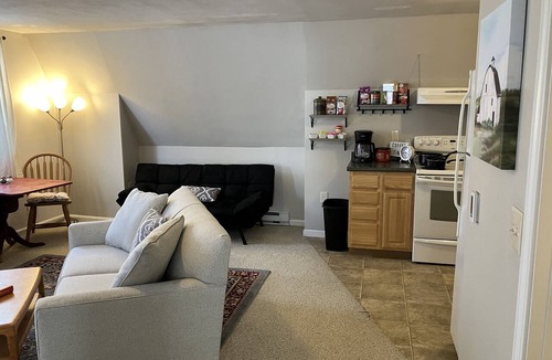 Newmarket Apartment | Tidy 2-Bed w/Parking!🚗Wine!🍷UNH👩🏻‍🎓