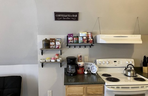 Newmarket Apartment | Tidy 2-Bed w/Parking!🚗Wine!🍷UNH👩🏻‍🎓