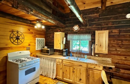 Old Washington Cabin | Timberline Cabins - The Wilmington Cabin - Hot tub, WiFi, Pets, Fireplace