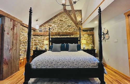 Blue Ridge Bed & Breakfast | Timeless Elegance in Restored Suite – King Bed & Private Spa Bath