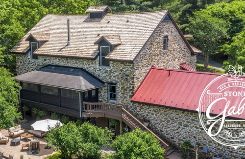 Blue Ridge Bed & Breakfast | Timeless Elegance in Restored Suite – King Bed & Private Spa Bath