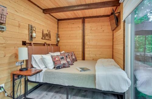 Loudonville Apartment | Tiny Home w/Hot Tub & Mini Highland Cows!