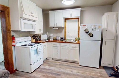 Anderson Cottage | ❤️ Tiny House with Creek Access ❤️