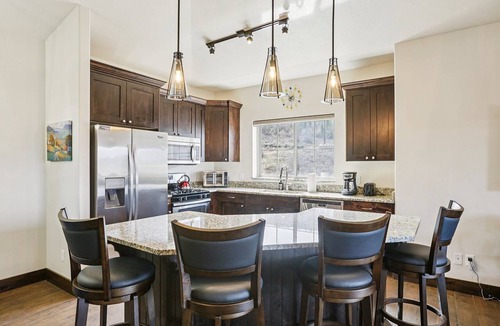 Bear Hollow Village Apartment | Top Floor Condo! 3BD/2BA Park city ski condo - Sleeps 7