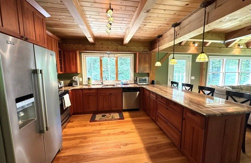 Wilmington House | Total Privacy on 5 acres with Hot Tub, A/C, stream