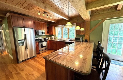 Wilmington House | Total Privacy on 5 acres with Hot Tub, A/C, stream