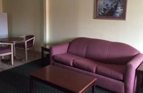 Elmwood Area Hotel | Tower Motel