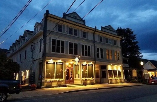 Windham House | TOWNHOUSE-Slp 8 Mt View/6 BEDS. Downtown Windham. Walk to restaurants and stores
