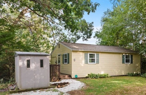 Holland House | Tranquil Lake house on Hamilton Reservoir. Sleeps 7 comfortably
