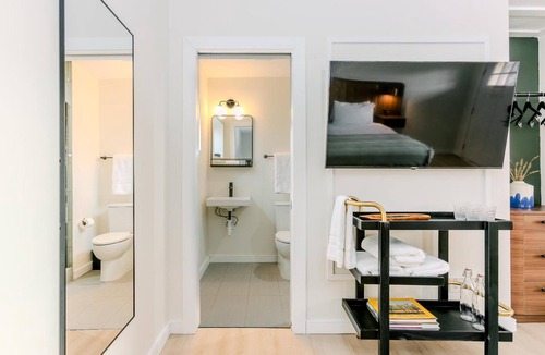 Talbot's Corner Hotel | Tranquil Nashville Room | Mid-Century Modern Vibe | Pool Access & Free Parking