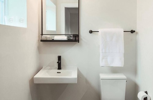 Talbot's Corner Hotel | Tranquil Nashville Room | Mid-Century Modern Vibe | Pool Access & Free Parking