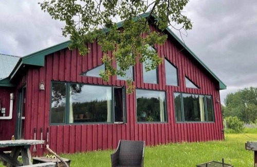 Washburn House | Tranquil Riverside Lodge