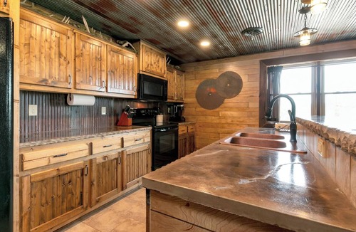 Grandview Plaza Apartment | Traveler Suite – Rustic 2 Bed, 2 Bath Apt, King Beds!