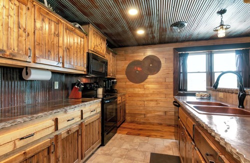 Grandview Plaza Apartment | Traveler Suite – Rustic 2 Bed, 2 Bath Apt, King Beds!