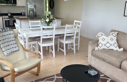 Hope House | Treetop Vista: stunning views, 3-bedroom, new, modern farmhouse, fast WiFi