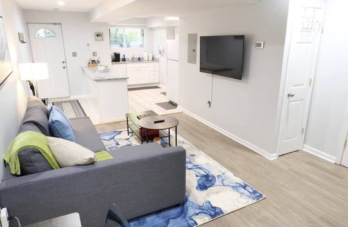 Bloomingdale Apartment | Trendy Apt in Bloomingdale - Parking