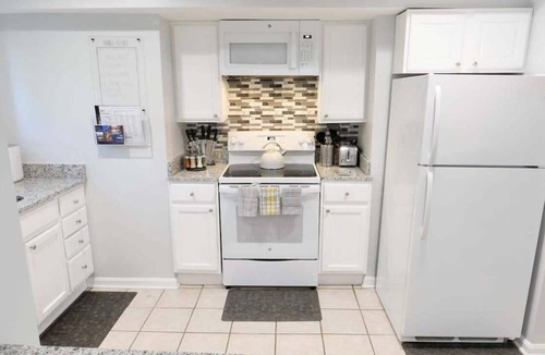 Bloomingdale Apartment | Trendy Apt in Bloomingdale - Parking