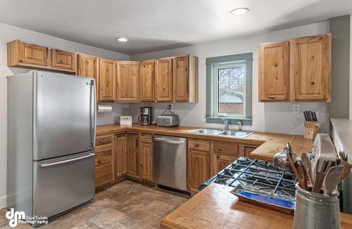 Northeast Anchorage House | True North Retreat-open concept, newly remodeled, backyard with fire pit