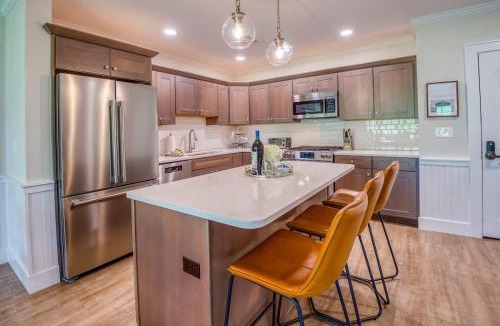 North Conway House | True Upscale Ski In & Out Condo with Pool & Hot Tub