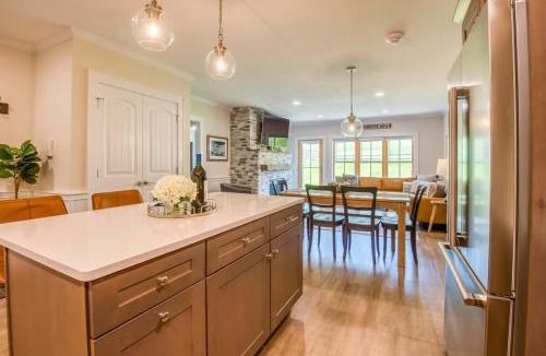 North Conway House | True Upscale Ski In & Out Condo with Pool & Hot Tub