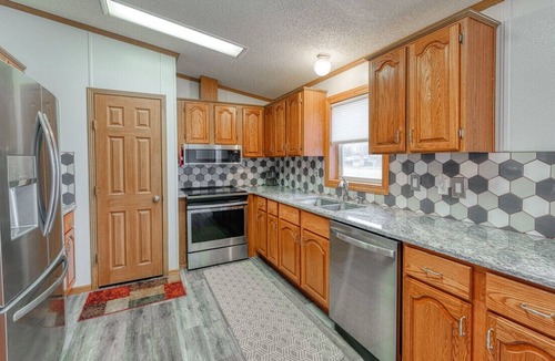 Salina House | Tucked off the Path-Yet near it all! <5 min to entertainment, colleges and more!