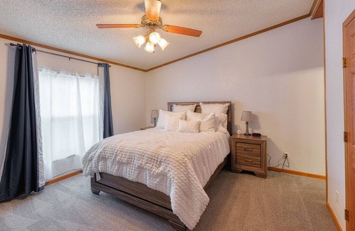 Salina House | Tucked off the Path-Yet near it all! <5 min to entertainment, colleges and more!