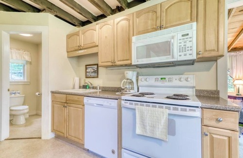 Boothbay Harbor Cabin | Two separate dog-friendly homes with water views
