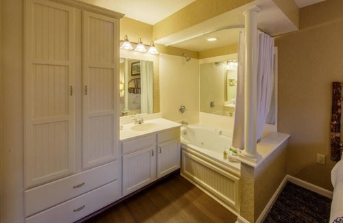 South Lee Hotel | Two Spacious Villas | Indoor Pools, Game Nights & Nature Trails – All-in Escape