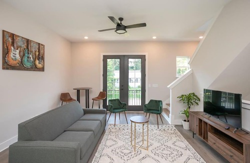 Nashville House | Two Townhome Combo w Parking 12 min to DT