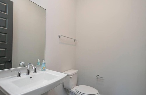 Nashville House | Two Townhome Combo w Parking 12 min to DT