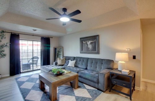 Louisburg House | Unique Aparthotel Stay 15 Mi to Overland Park
