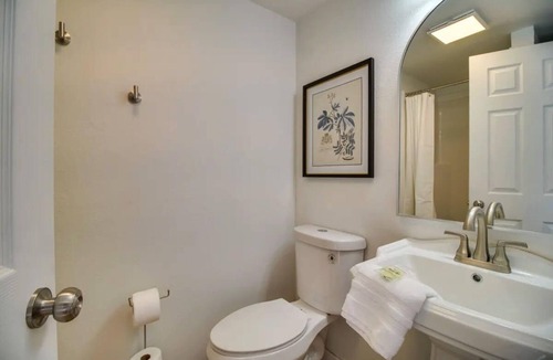 Gentry Cabin | UNIQUE Cabin! Close to Downtown Siloam Springs