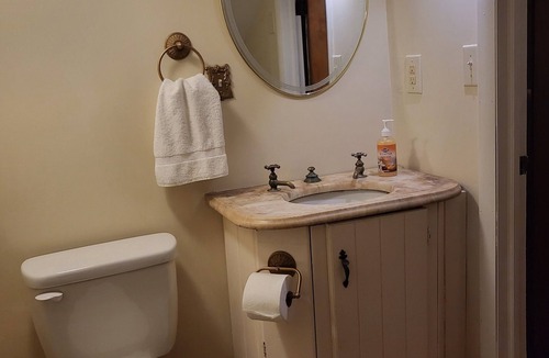 Frederick House | Unique & Comfy Tower Suite in the Manor House!