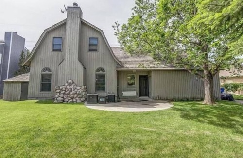Orchard North House | Unique Getaway | Hot Tub & Waffle Breakfast!