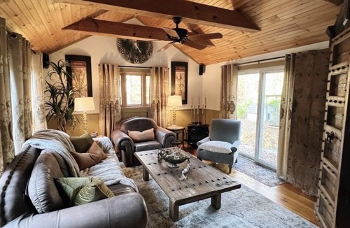 Newbury House | Unique Lodge for all seasons! Pet friendly! Up to 8 guests