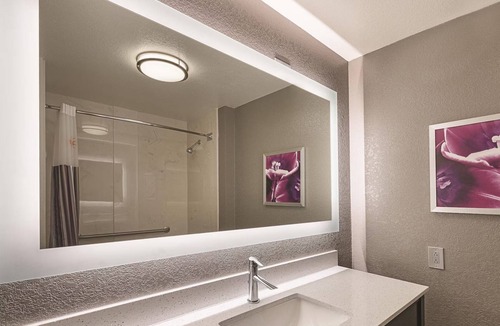 Arlington Hotel | Unleash Your Inner Explorer: Stay Close to Arlington's Best & Brightest!